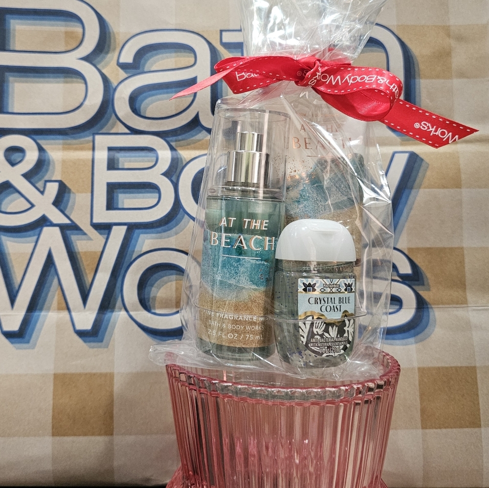 NEW  IN AT THE BEACH 3 PIECE BATH & BODY CARE GIFT SET